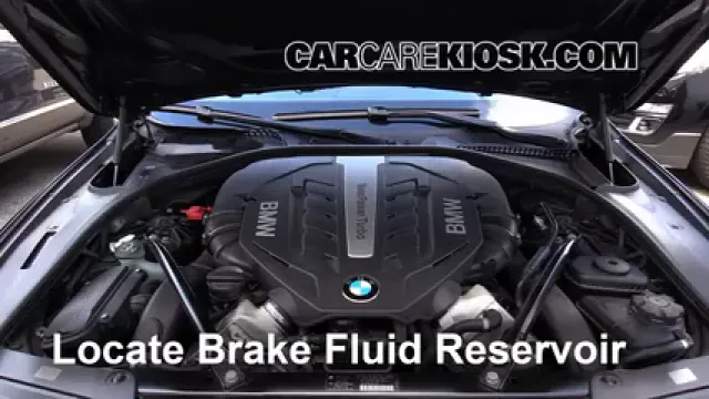 2012 BMW 550i xDrive 4.4L V8 Turbo Líquido de frenos Controlar nivel de líquido